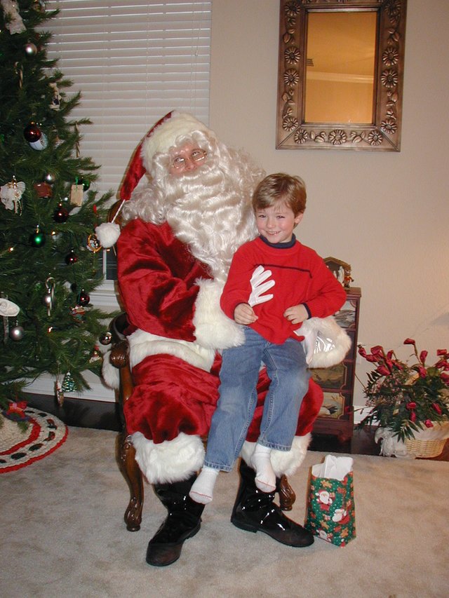 2002/12(December)/Maddox-Xmas-Party/640x480_2002-12-08-Maddox-Party-16-Santa-Aaron.JPG