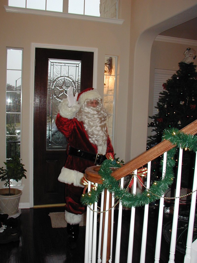 2002/12(December)/Maddox-Xmas-Party/800x600_2002-12-08-Maddox-Party-07-Santa.JPG