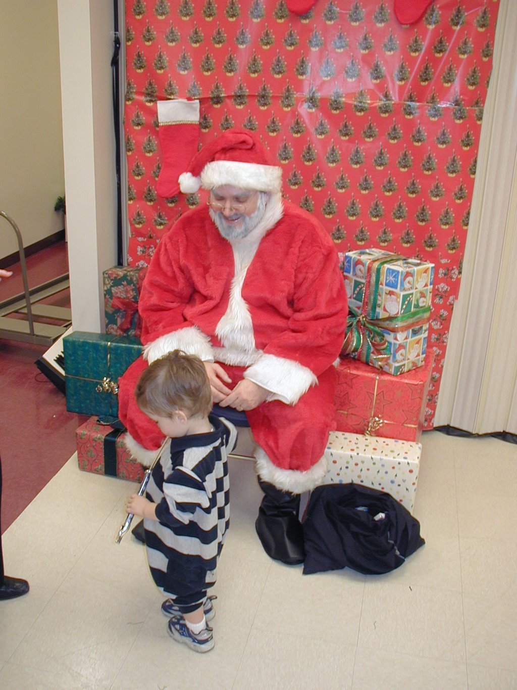 2002-12-07-Mother-day-out-party-3-Santa-Dax.JPG