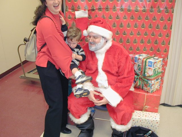 2002/12(December)/Mother-day-out-Xmas-Party/640x480_2002-12-07-Mother-day-out-party-2-Santa-Dax-Suzi.JPG