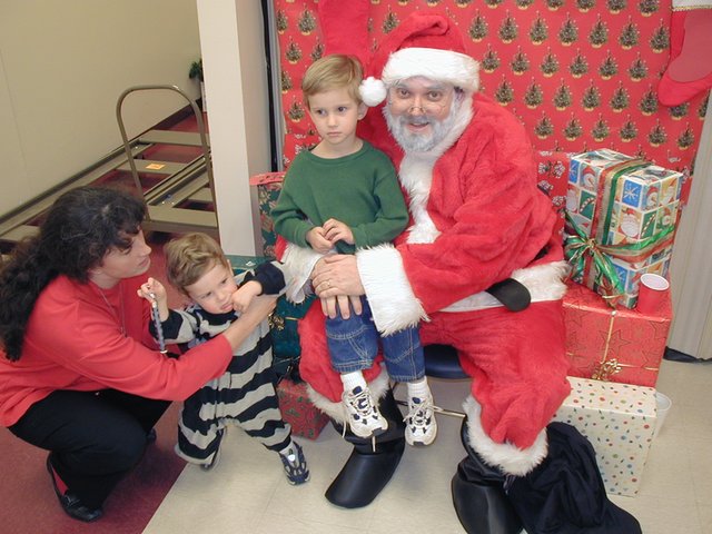 2002/12(December)/Mother-day-out-Xmas-Party/640x480_2002-12-07-Mother-day-out-party-5-Santa-Chance-Dax-Suzi.JPG