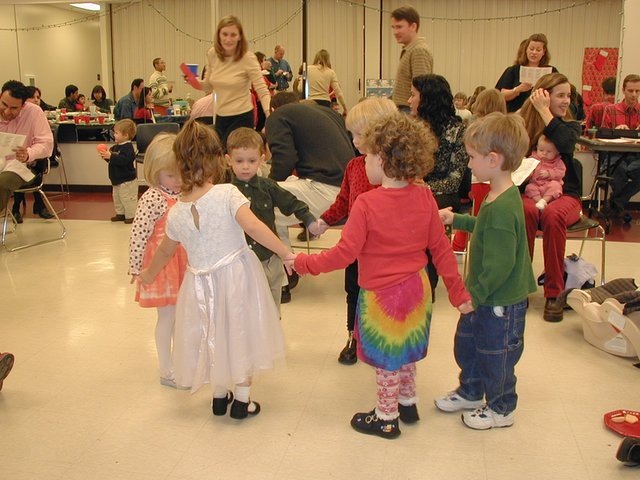 2002/12(December)/Mother-day-out-Xmas-Party/640x480_2002-12-07-Mother-day-out-party-6-Kids-dancing.JPG
