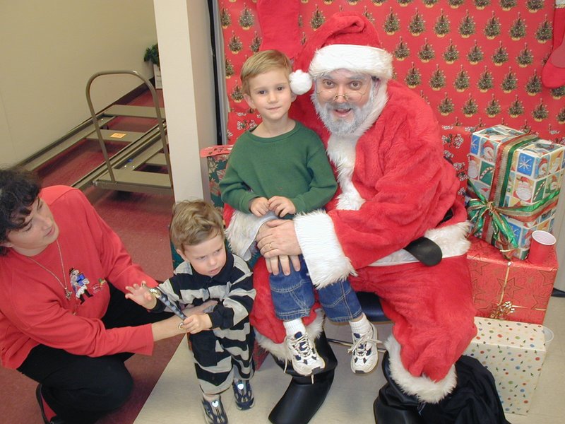 2002/12(December)/Mother-day-out-Xmas-Party/800x600_2002-12-07-Mother-day-out-party-4-Santa-Chance-Dax-Suzi.JPG