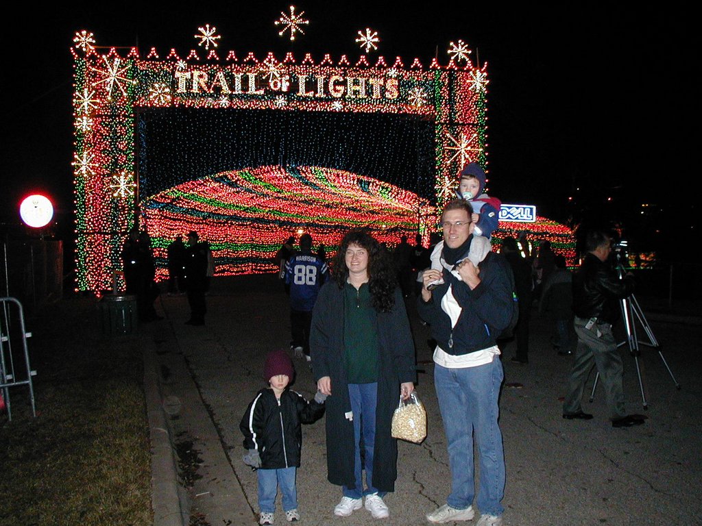 2002/12(December)/Trail-of-Lights/1024x768_2002-12-12-Trail-of-Lights-04-Chance-Suzi-Travis-Dax.JPG