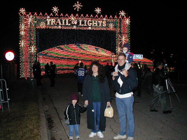 2002/12(December)/Trail-of-Lights/640x480_2002-12-12-Trail-of-Lights-04-Chance-Suzi-Travis-Dax.JPG