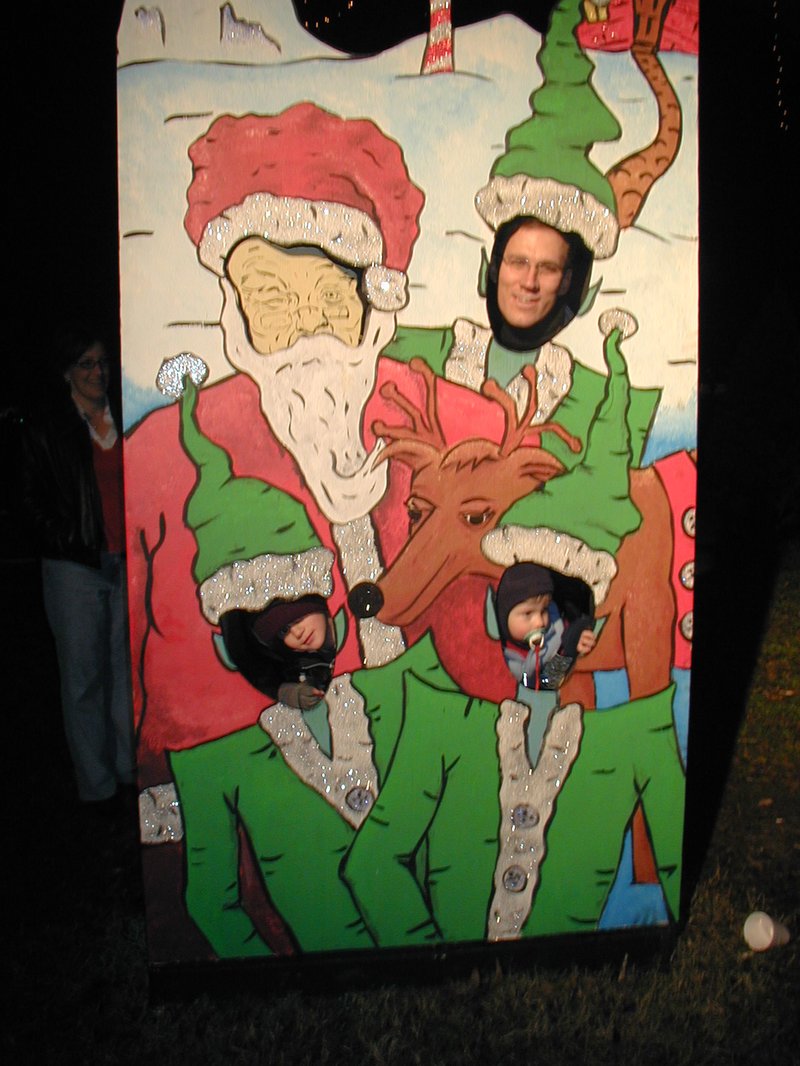 2002/12(December)/Trail-of-Lights/800x600_2002-12-12-Trail-of-Lights-09-Travis-Chance-Dax.JPG
