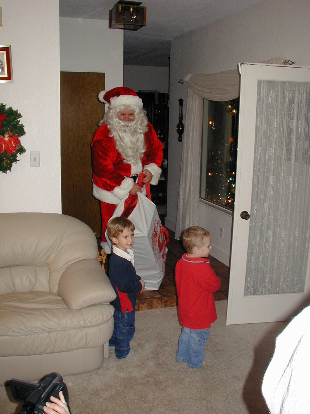 2002/12(December)/Xmas/1024x768_2002-12-24-Xmas-10-Santa-Chance-Vale.JPG