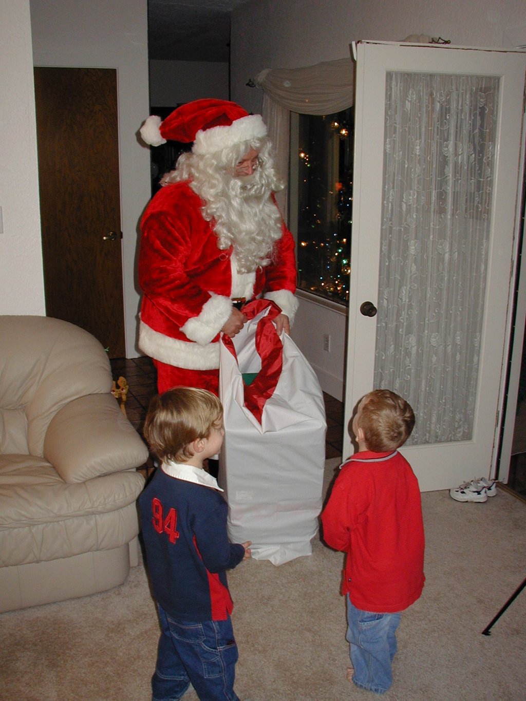 2002/12(December)/Xmas/1024x768_2002-12-24-Xmas-11-Santa-Chance-Vale.JPG