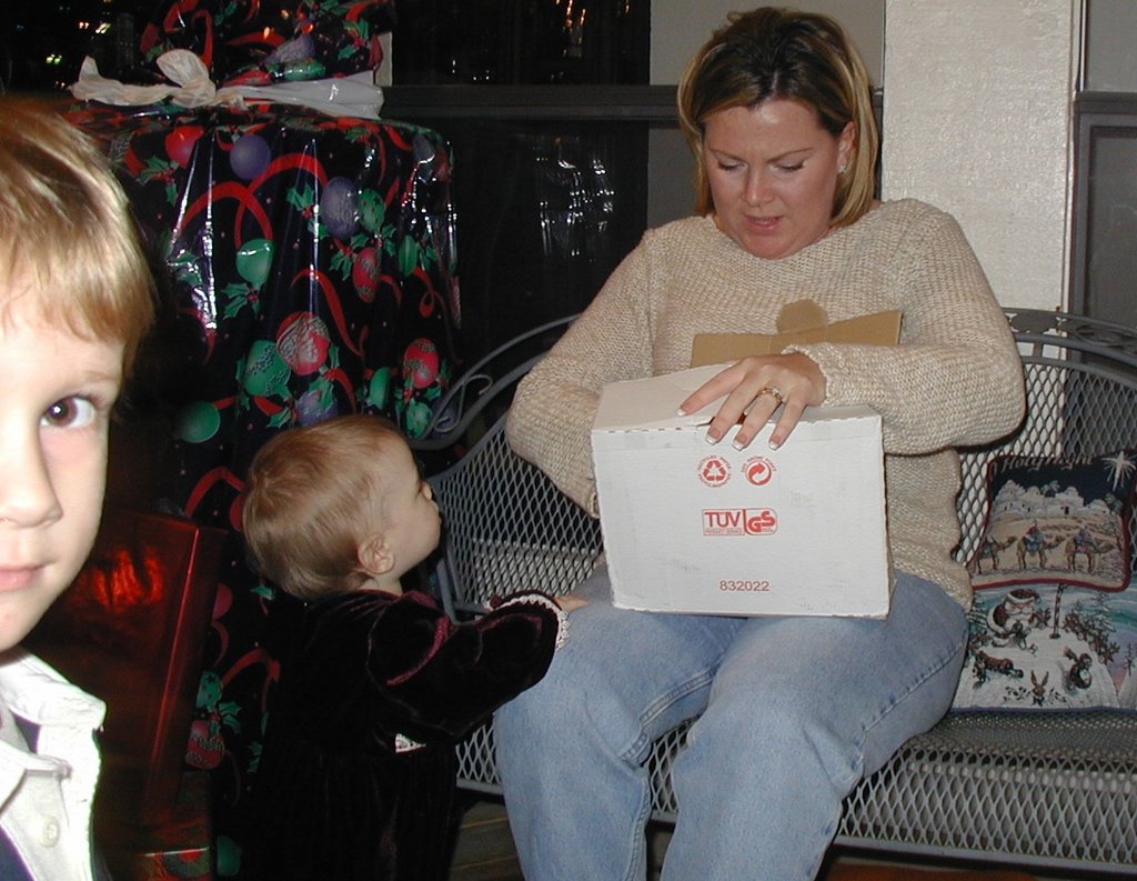 2002/12(December)/Xmas/1024x768_2002-12-24-Xmas-26-Katie-Kyla-ski-bindings.JPG