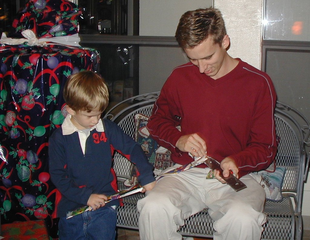 2002/12(December)/Xmas/1024x768_2002-12-24-Xmas-32-Chance-Josh-tools.JPG