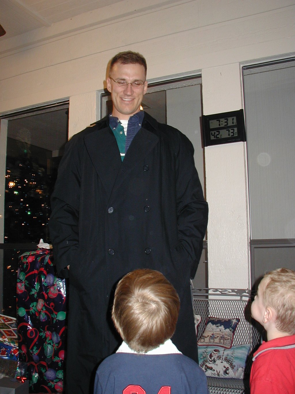 2002/12(December)/Xmas/1024x768_2002-12-24-Xmas-33-Travis-trenchcoat.JPG