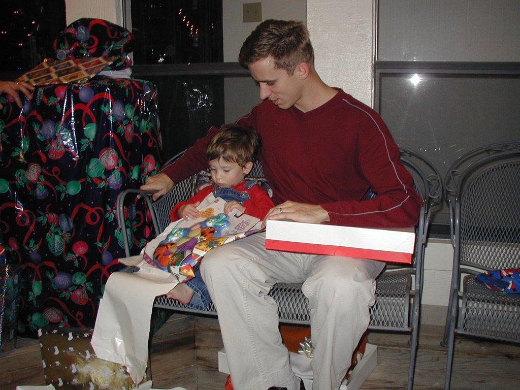 2002/12(December)/Xmas/1024x768_2002-12-24-Xmas-34-Dax-Josh-puzzle.JPG