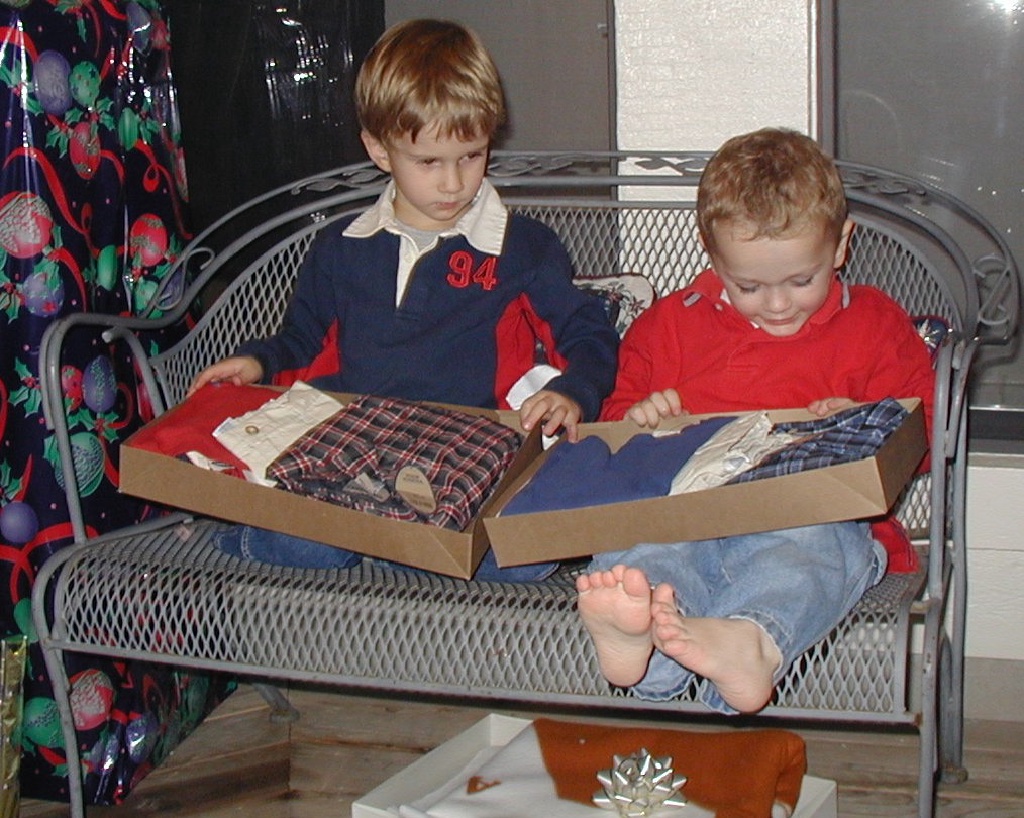 2002/12(December)/Xmas/1024x768_2002-12-24-Xmas-38-Chance-Vale-clothes.JPG