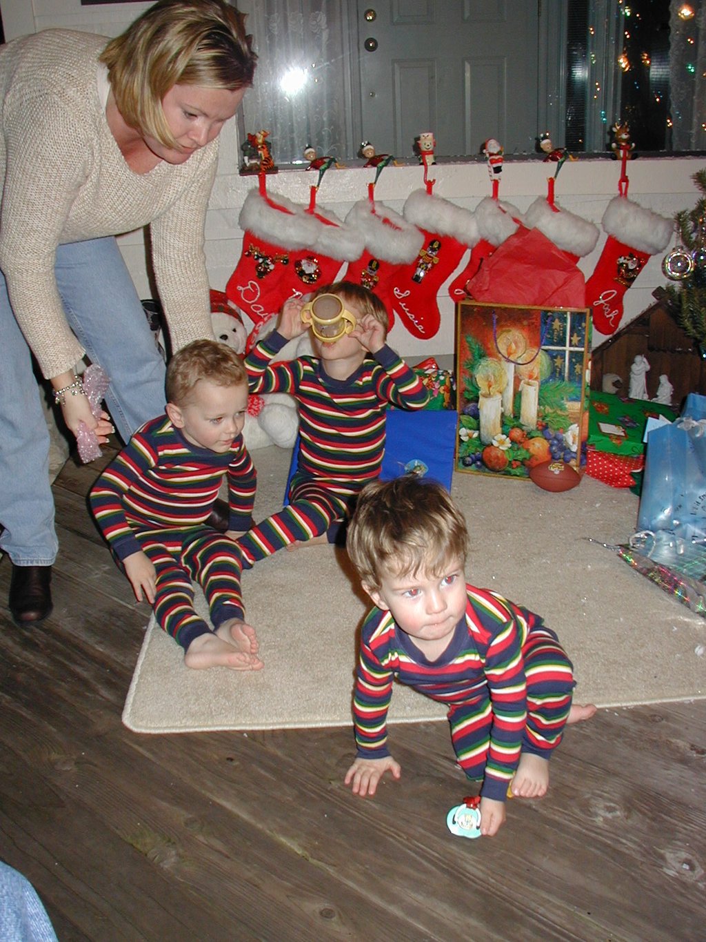 2002/12(December)/Xmas/1024x768_2002-12-24-Xmas-48-Chance-Dax-Vale-Katie.JPG