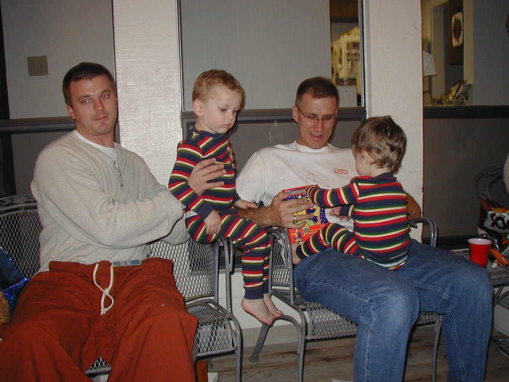 2002/12(December)/Xmas/1024x768_2002-12-24-Xmas-53-Justin-Vale-Travis-Dax-Jack-in-Box.JPG