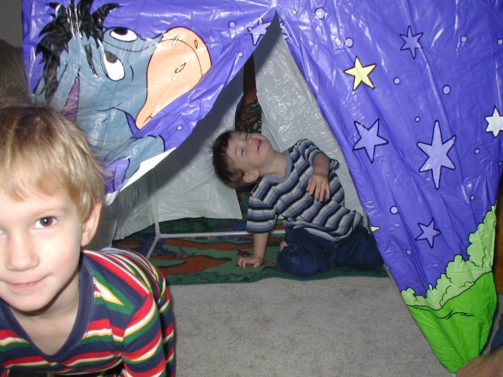 2002-12-25-Xmas-05-Chance-Dax-playhouse.JPG