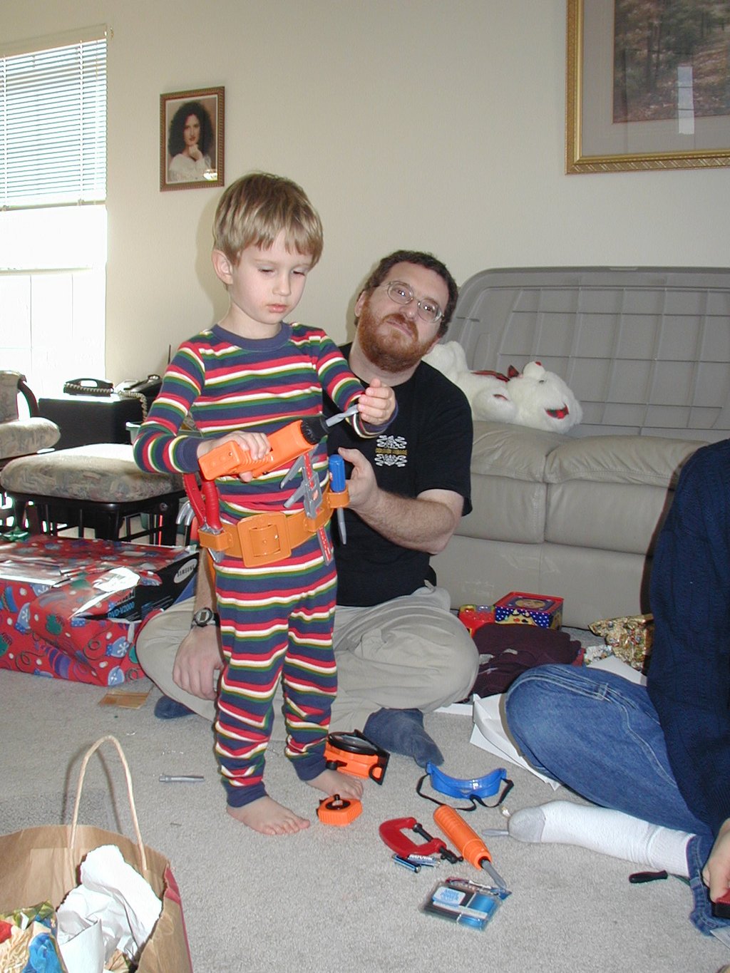 2002/12(December)/Xmas/1024x768_2002-12-25-Xmas-07-Chance-toolbelt-James.JPG