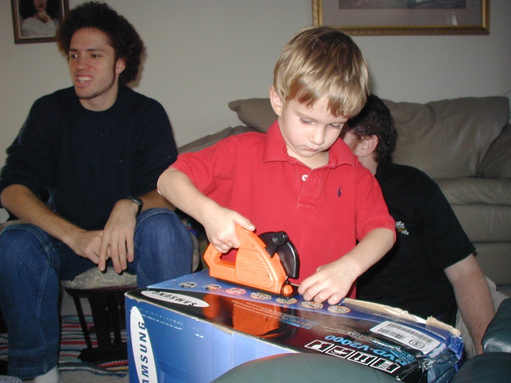 2002/12(December)/Xmas/1024x768_2002-12-25-Xmas-20-Mark-Chance-cutting-with-power-saw.JPG