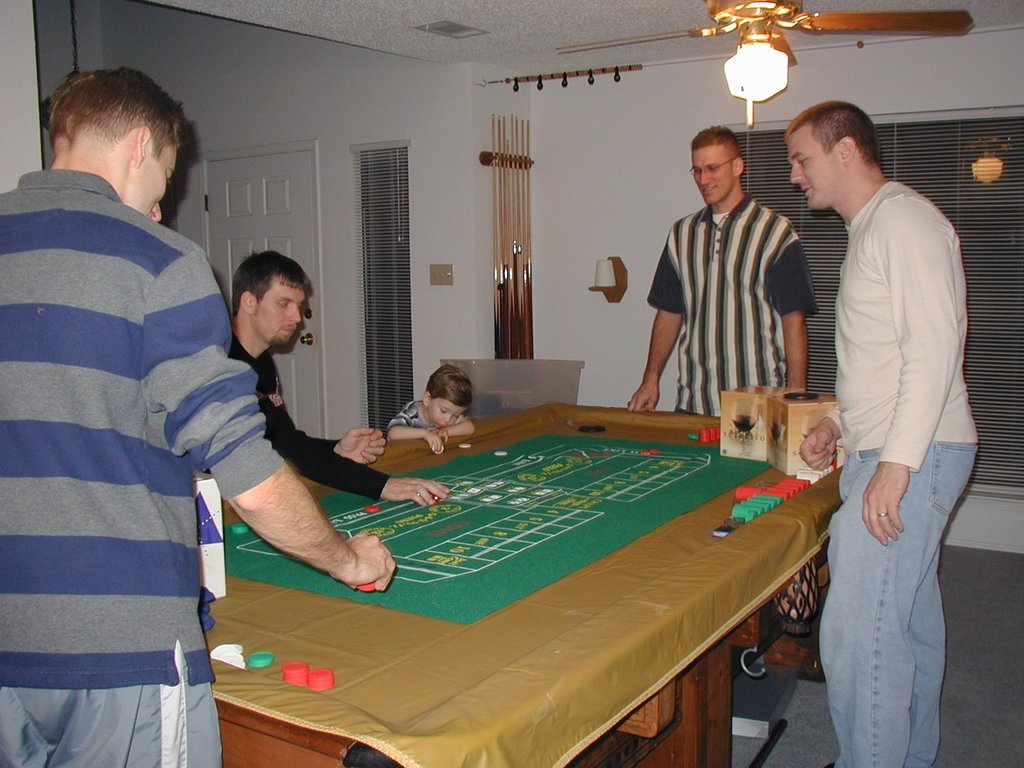 2002/12(December)/Xmas/1024x768_2002-12-25-Xmas-24-Josh-Cory-Dax-Travis-Justin-craps.JPG