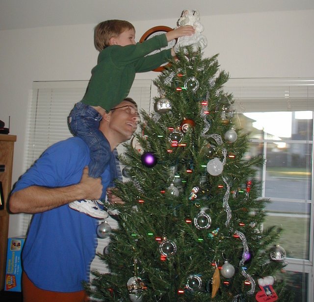 2002/12(December)/Xmas/640x480_2002-12-01-Decorating-Xmas-Tree-2-Travis-Chance.JPG