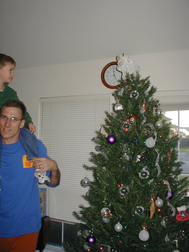 2002/12(December)/Xmas/640x480_2002-12-01-Decorating-Xmas-Tree-3-Travis-Chance.JPG