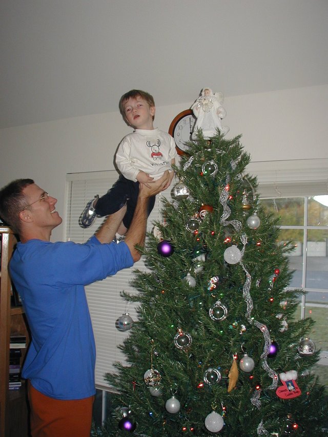 2002/12(December)/Xmas/640x480_2002-12-01-Decorating-Xmas-Tree-4-Travis-Dax.JPG