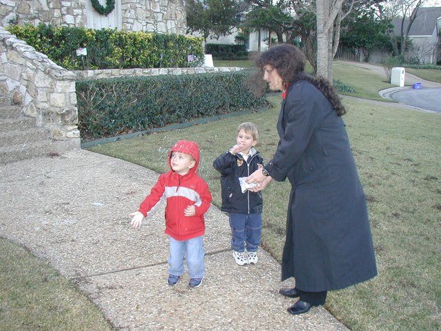2002/12(December)/Xmas/640x480_2002-12-24-Xmas-03-feeding-reindeer-Chance-Vale-Suzi.JPG