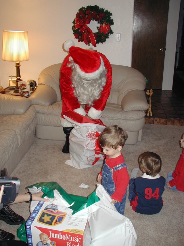 2002/12(December)/Xmas/640x480_2002-12-24-Xmas-14-Santa-Dax-Chance.JPG