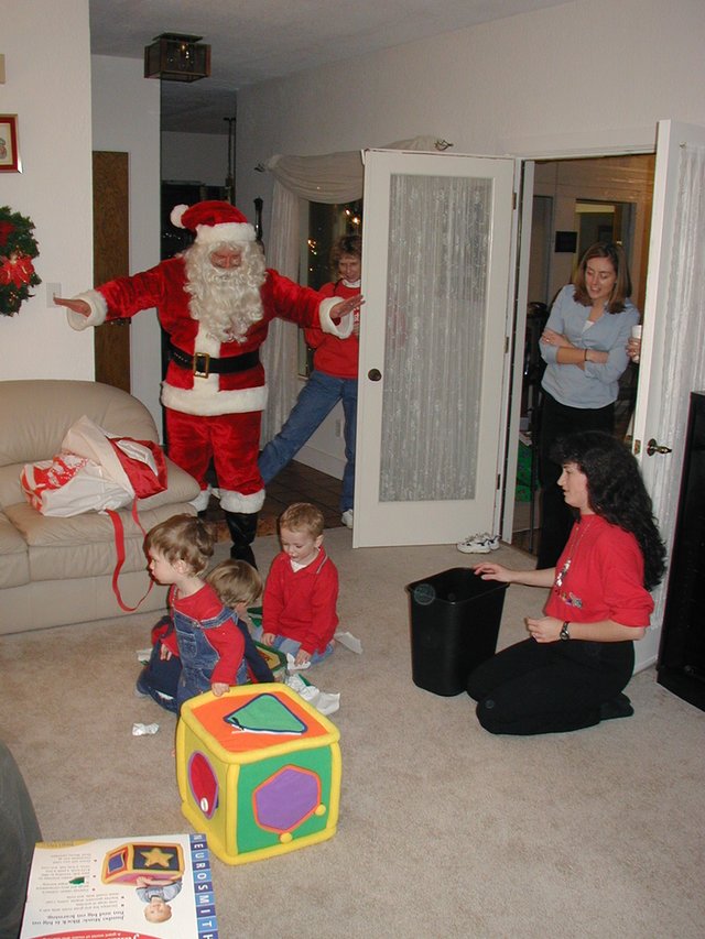 2002/12(December)/Xmas/640x480_2002-12-24-Xmas-17-Santa-Dax-Vale-Suzi-Heather.JPG