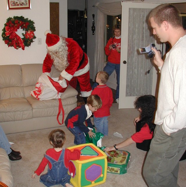 2002-12-24-Xmas-18-Santa-Dax-Chance-Vale.JPG