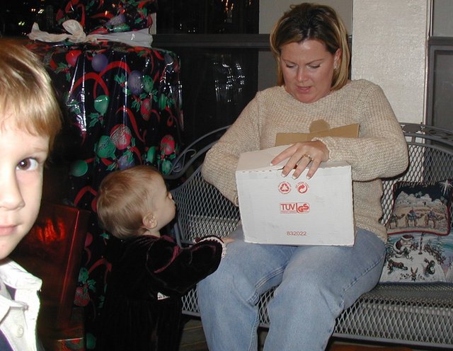 2002-12-24-Xmas-26-Katie-Kyla-ski-bindings.JPG