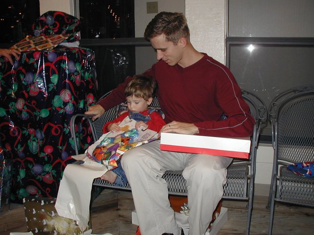 2002-12-24-Xmas-34-Dax-Josh-puzzle.JPG