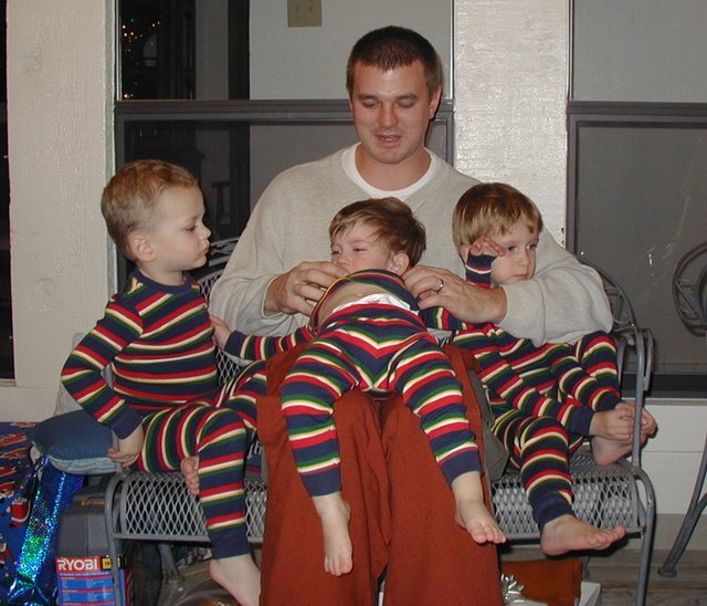 2002/12(December)/Xmas/640x480_2002-12-24-Xmas-54-Justin-Vale-Dax-Chance-PJs.JPG