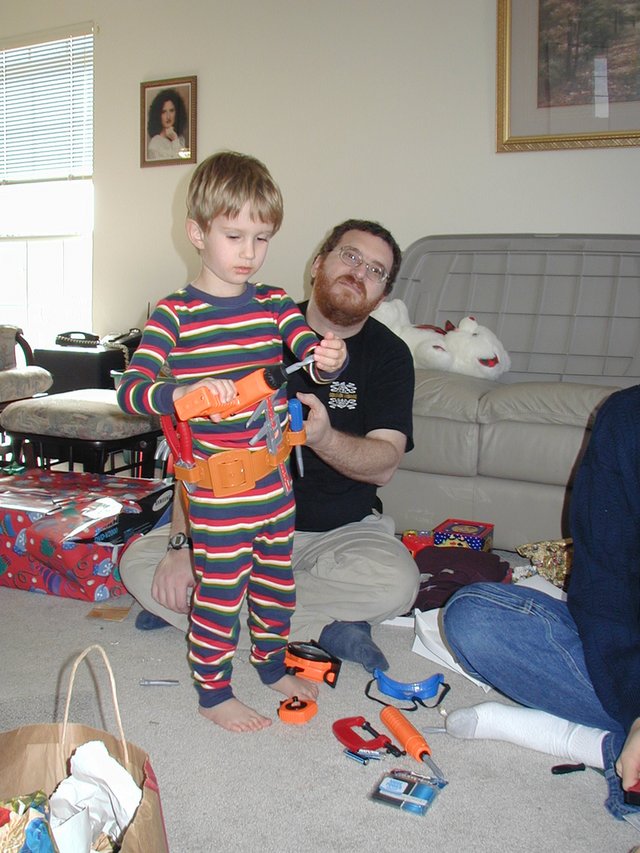 2002/12(December)/Xmas/640x480_2002-12-25-Xmas-07-Chance-toolbelt-James.JPG
