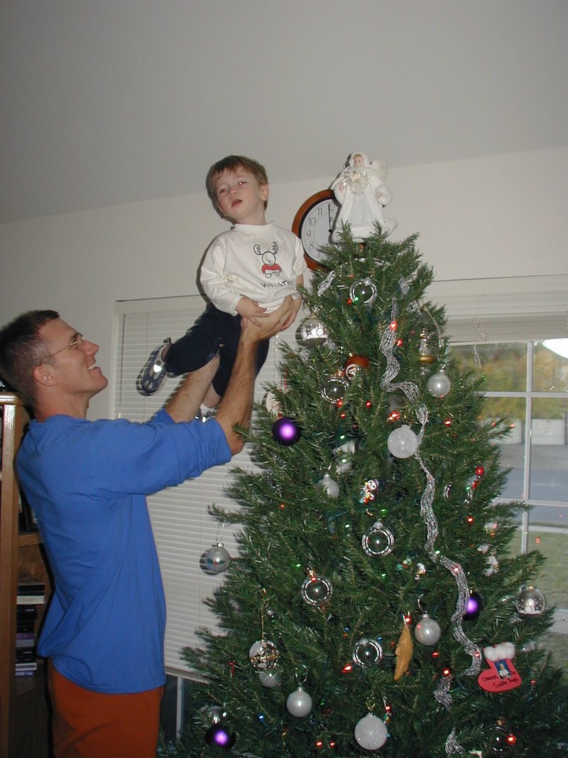 2002/12(December)/Xmas/800x600_2002-12-01-Decorating-Xmas-Tree-4-Travis-Dax.JPG