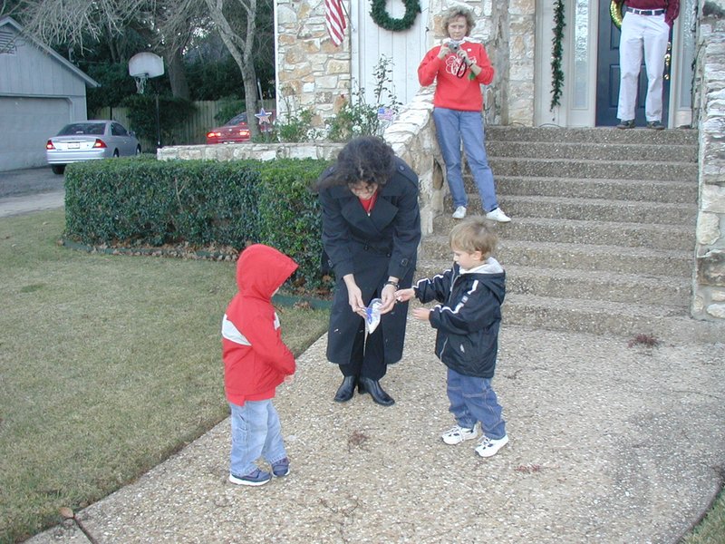 2002/12(December)/Xmas/800x600_2002-12-24-Xmas-01-feeding-reindeer-Chance-Vale-Suzi.JPG