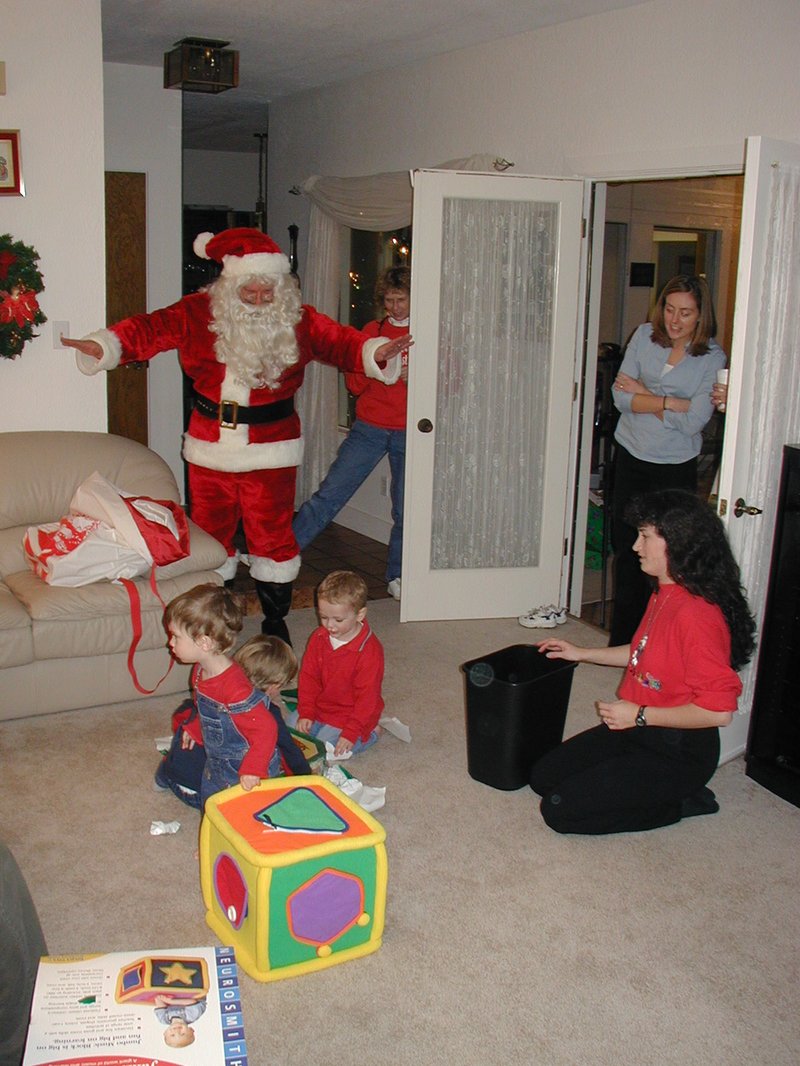2002/12(December)/Xmas/800x600_2002-12-24-Xmas-17-Santa-Dax-Vale-Suzi-Heather.JPG