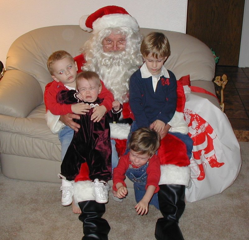 2002/12(December)/Xmas/800x600_2002-12-24-Xmas-23-Santa-Chance-Vale-Kyla-Dax-group-shot.JPG