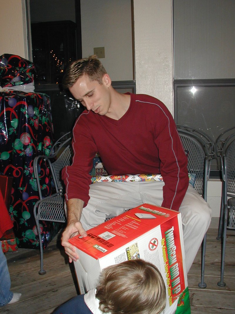 2002/12(December)/Xmas/800x600_2002-12-24-Xmas-28-Josh-tools.JPG