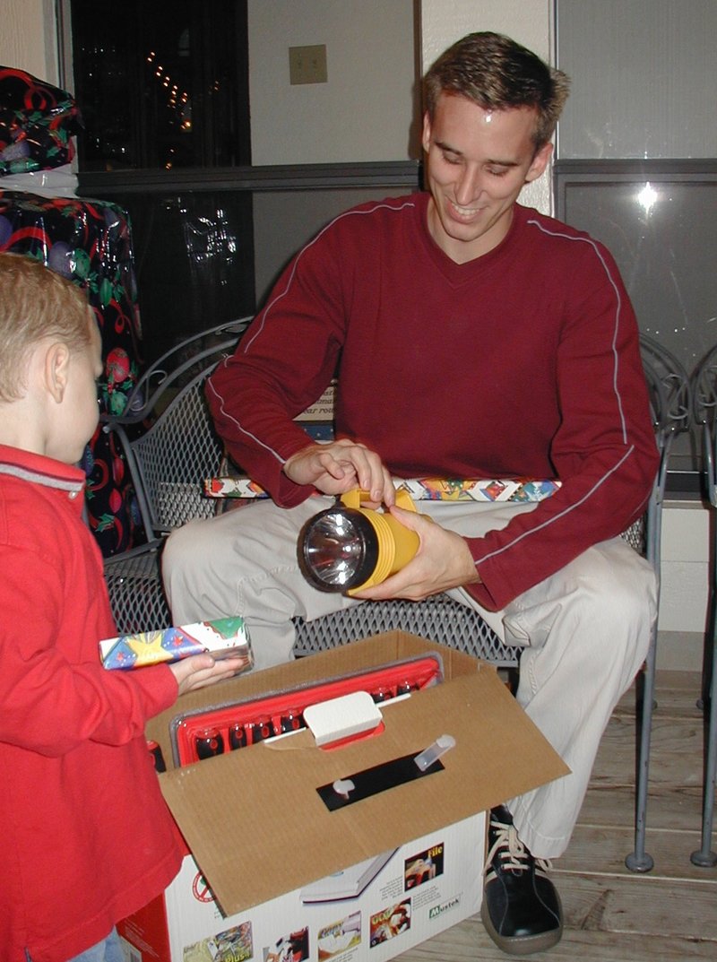 2002/12(December)/Xmas/800x600_2002-12-24-Xmas-29-Josh-tools.JPG