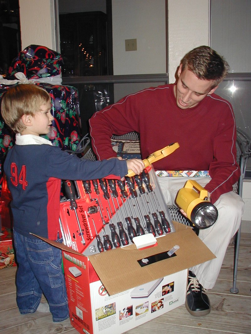 2002/12(December)/Xmas/800x600_2002-12-24-Xmas-30-Josh-tools.JPG
