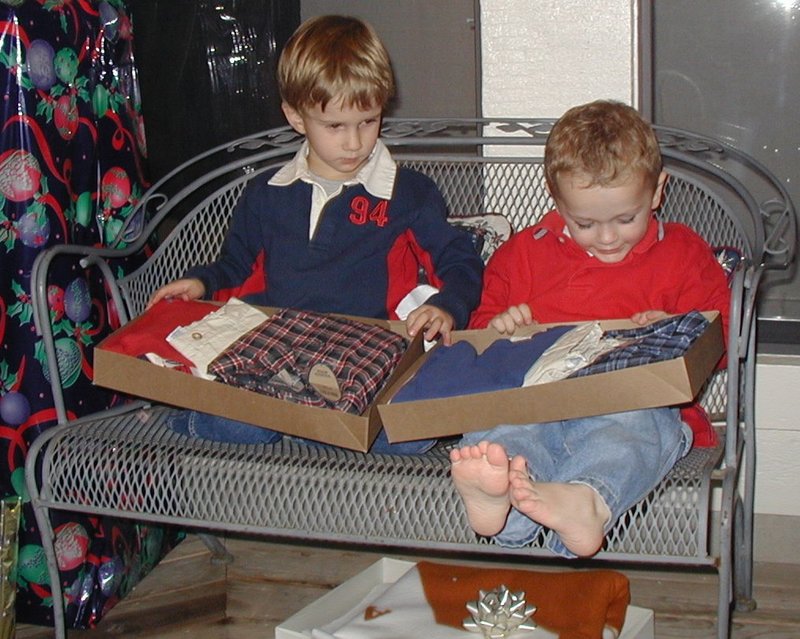 2002/12(December)/Xmas/800x600_2002-12-24-Xmas-38-Chance-Vale-clothes.JPG