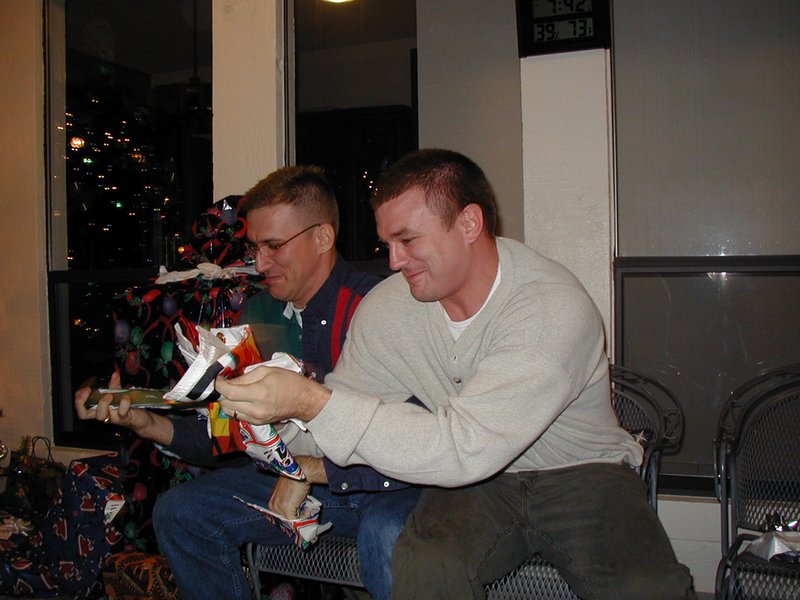 2002/12(December)/Xmas/800x600_2002-12-24-Xmas-39-Travis-Justin-racing.JPG