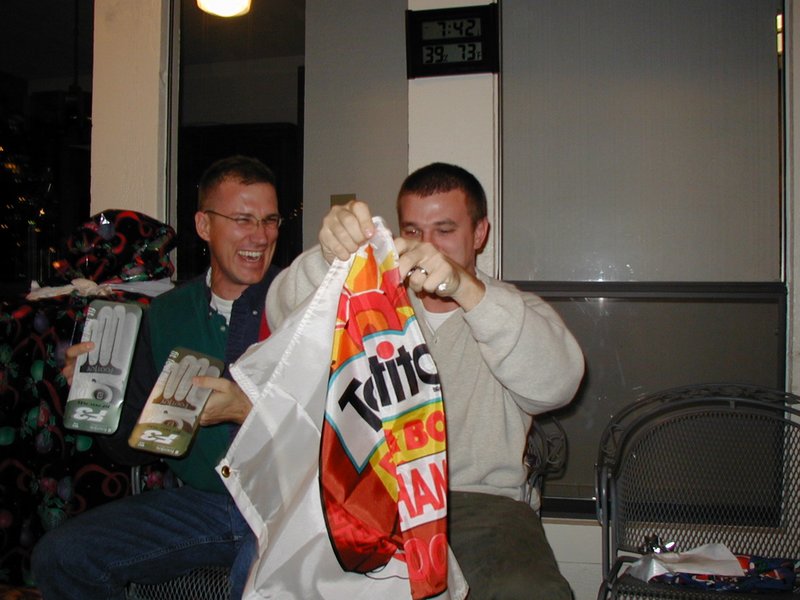 2002/12(December)/Xmas/800x600_2002-12-24-Xmas-40-Travis-Justin-golf-gloves.JPG
