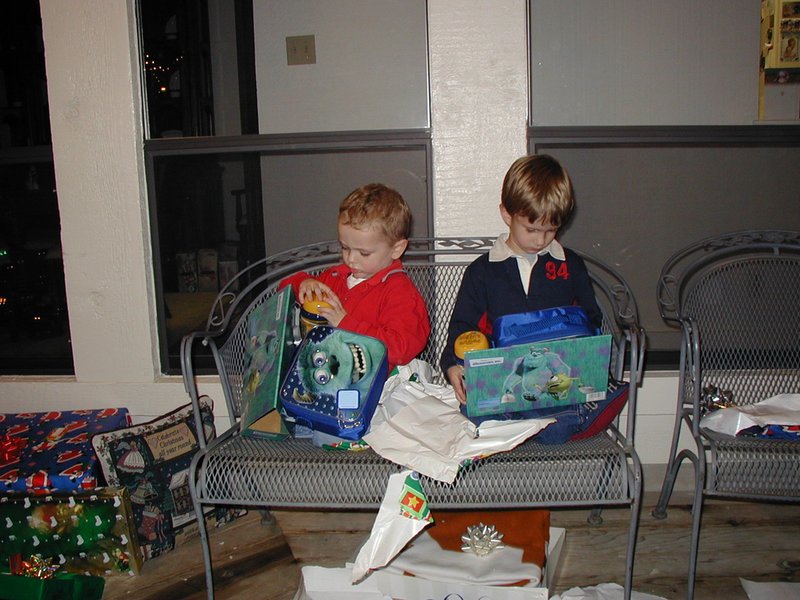 2002/12(December)/Xmas/800x600_2002-12-24-Xmas-44-Vale-Chance-lunchboxes.JPG