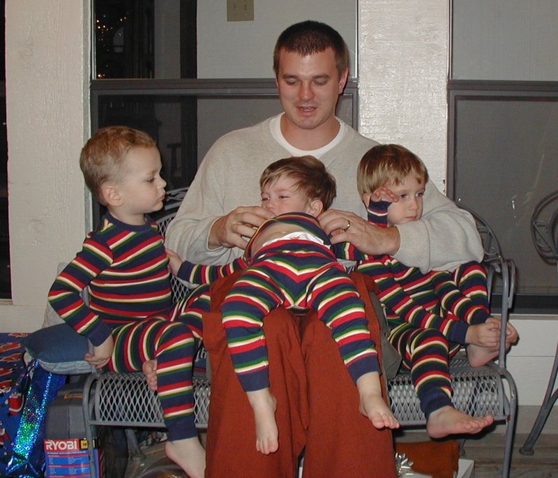 2002/12(December)/Xmas/800x600_2002-12-24-Xmas-54-Justin-Vale-Dax-Chance-PJs.JPG