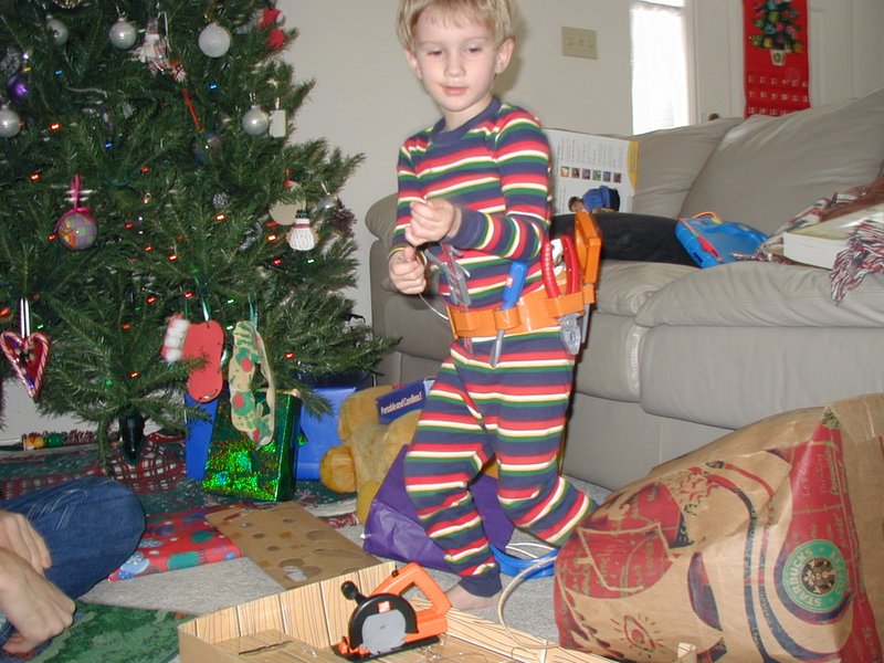 2002/12(December)/Xmas/800x600_2002-12-25-Xmas-08-Chance-toolbelt.JPG