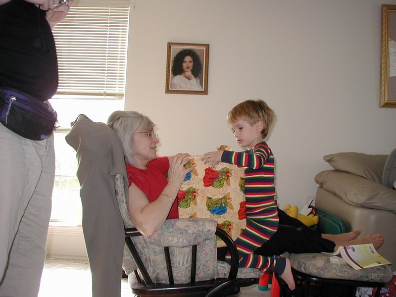 2002/12(December)/Xmas/800x600_2002-12-25-Xmas-11-Grammy-Chance.JPG
