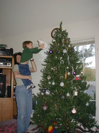 2002-12-01-Decorating-Xmas-Tree-1-Suzi-Chance.JPG