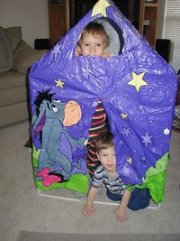 2002-12-25-Xmas-03-Chance-Dax-playhouse.JPG